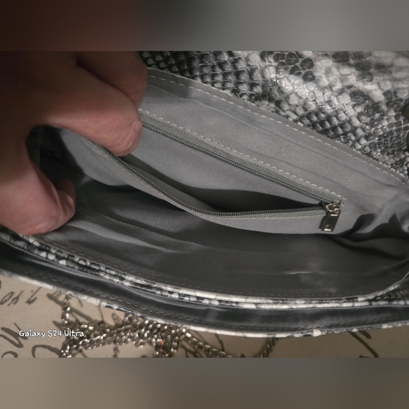 Beautiful Gray/blk python Textured clutch/Crossbody purse EUC - Picture 9 of 10